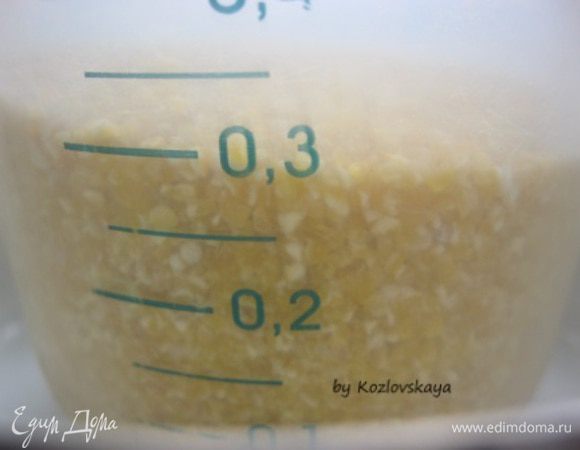 Всыпать в кипящую воду кукурузную крупу.