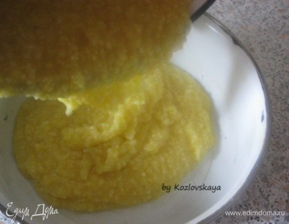 Варить 25-30 минут, постоянно помешивая деревянной лопаткой.
Форму ( D 16-18 см) ополоснуть холодной водой и влить в поленту.
Дать остыть.( я ставлю в холодильник).