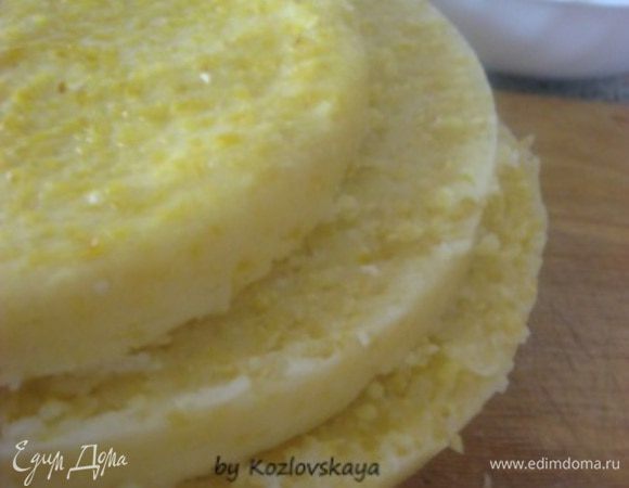 Остывшую поленту вынуть из формы и разрезать на 3 коржа.