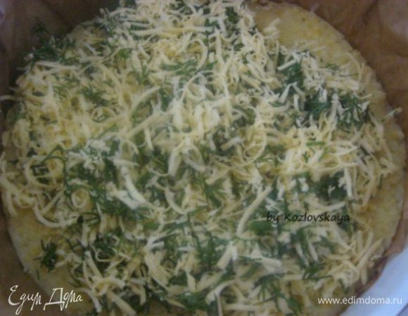 Форму застелить пергаментной бумагой.
Выложить нижний корж, сверху половину сырной массы.
Второй корж - остальную сырную начинку.