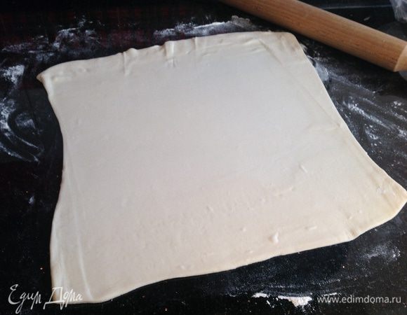 Духовку разогрейте до 180 градусов. Тесто раскатайте на присыпанном мукой столе.