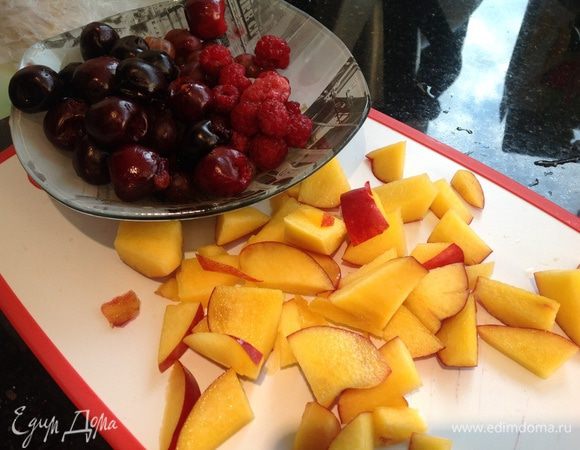 Подготовьте фрукты и ягоды: помойте, если требуется удалите косточки, крупные нарежьте на кусочки.