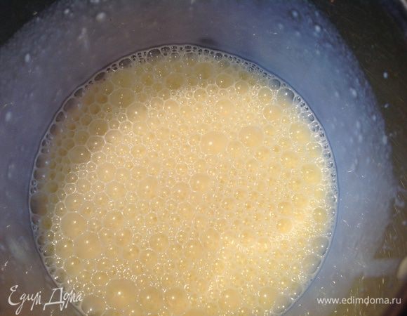 Взбейте блендером яйца, муку, сахар и сметану...