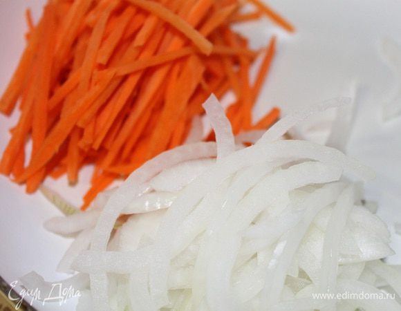 Морковь натереть на терке для корейской моркови, лук нарезать тонкими полукольцами, добавить 3 ст.л. масла и обжарить до прозрачности лука.