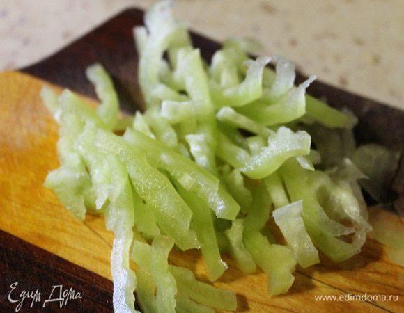 Перец нарезать соломкой и добавить к луку и моркови. Обжаривать все вместе до слегка золотистого цвета лука и моркови.