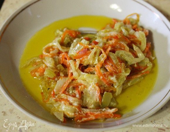 Снять с огня, добавить сметану и все перемешать.