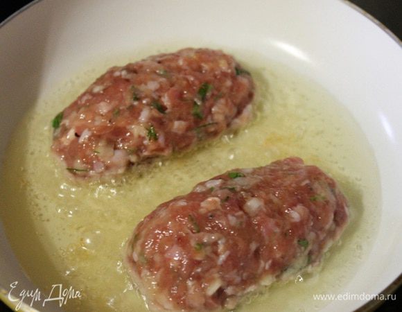 Обжариваем на хорошо раскаленной сковороде, с двух сторон, до золотистой корочки.