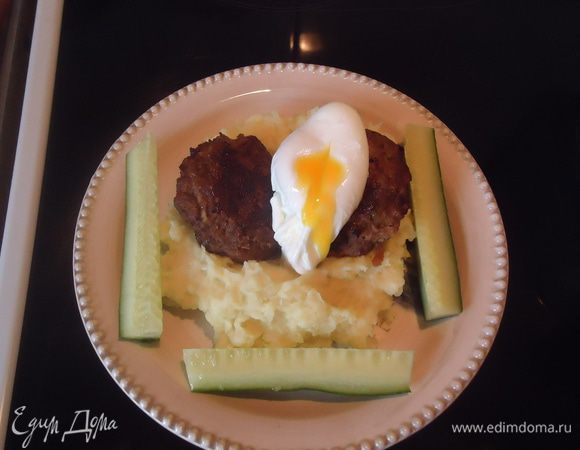 
Фарш выкладываем в кастрюльку, потом добавляем приправу для фарша, потом 1 яйцо, перемешиваем, и натертые яблоки на крупной терке, соль, перец по вкусу - хорошо перемешиваем.
Зелень режем мелко и добавляем в фарш, перемешиваем.
Потом делаем котлеты и жарим.