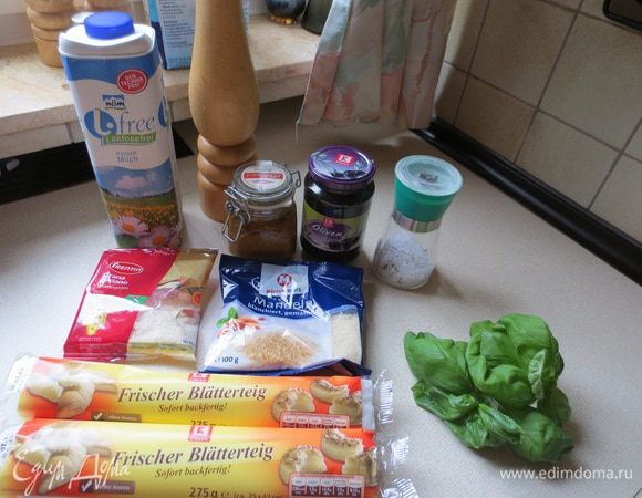 Черные маслины без осточек, миндаль меленный, тертый пармезан, листья базилика, оливковое масло, соль, молотый перец перемолоть в кухонном комбайне до состояния пасты.