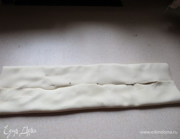 Завернуть противоположные края к центру. 