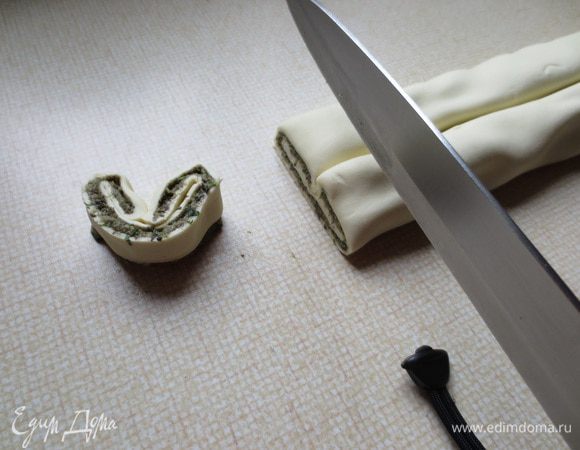 Режем на кусочки 1,5 см толщиной и сгибаем в виде сердечка.