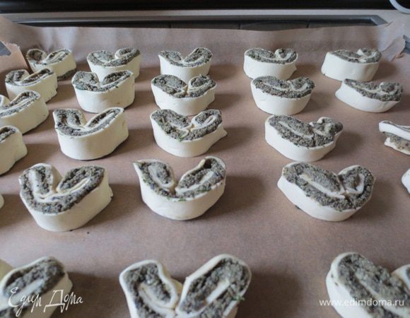 Выкладываем на пергаментную бумагу.