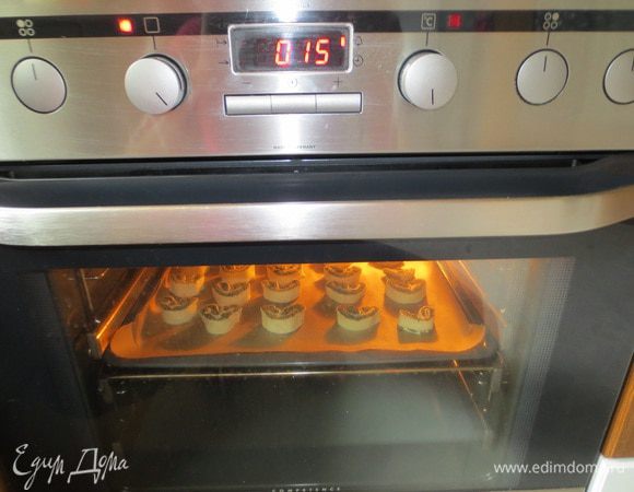 Выпекаем в духовке при 200 ° C 15-20 мин. до золотистого цвета.