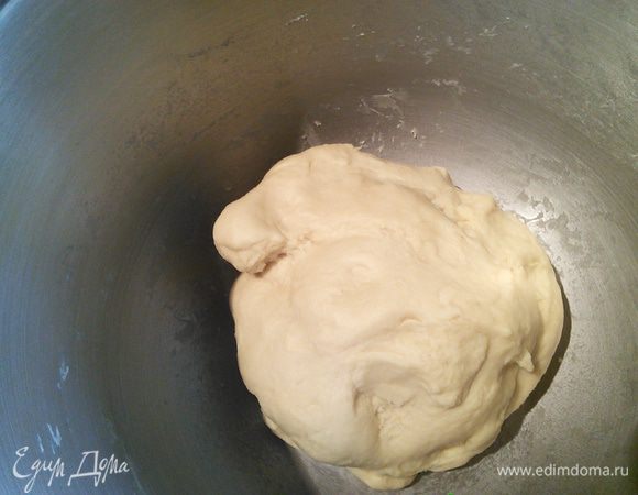 Замесить тесто, я вымешивала в комбайне. Тесто получилось средней плотности, эластичное и гладкое. Накрыть тёплым влажным полотенцем и поставить в тёплое место на 40 мин. подходить. У меня этому служит нагретая до 30 гр. духовка. Тесто должно вырасти мин. в два раза.