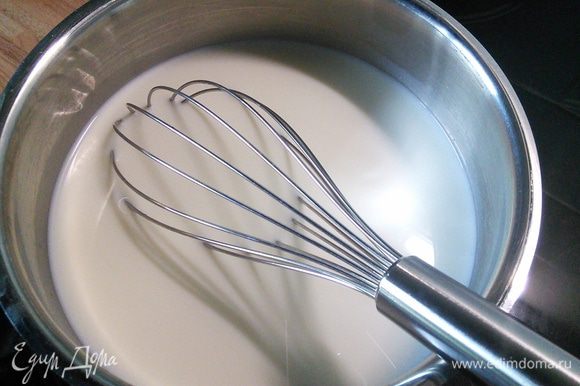 Для начинки разведите порошок пудинга в нескольких ложках холодного молока. В остальное молоко добавьте сахар и доведите до закипания. При постоянном помешивании влейте тонкой струйкой пудинг ( кстати можно и ванильный и ореховый использовать).