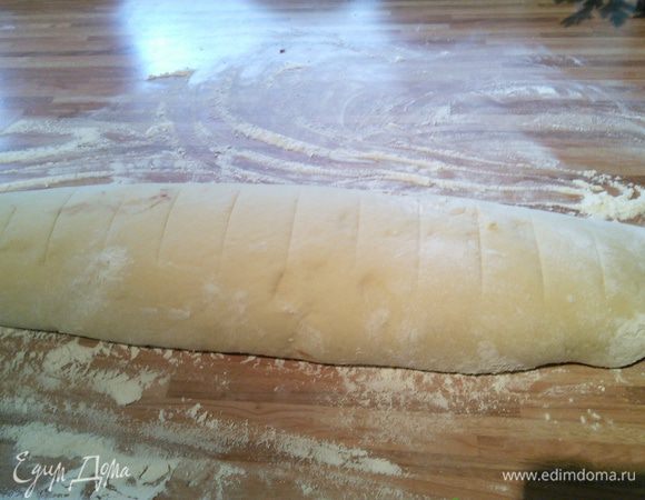 Закрутите в рулет. Разрежьте острым ножом на 15-18 шайб.