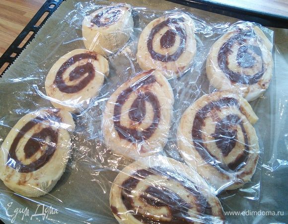 Разложите на противнях на почтенном расстоянии друг от друга и оставьте отдыхать на 20 мин, предварительно накрыв. 