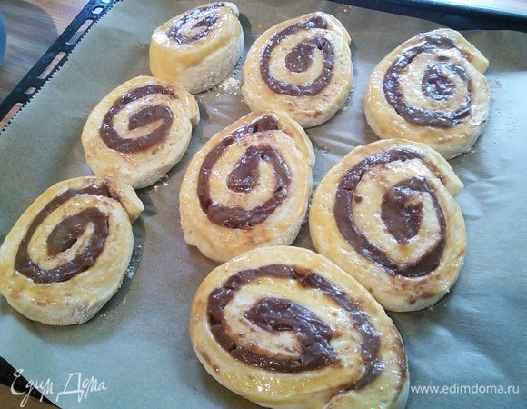 Смажьте  смесью желтка и молока и выпекайте в разогретой духовке при 200 гр. около 18-20 мин.до золотистого цвета.