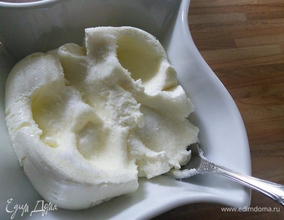 Творог можно взять любой, естественно, чем творог жирнее, тем вкуснее. Посыпать сахаром, у меня фруктовый.