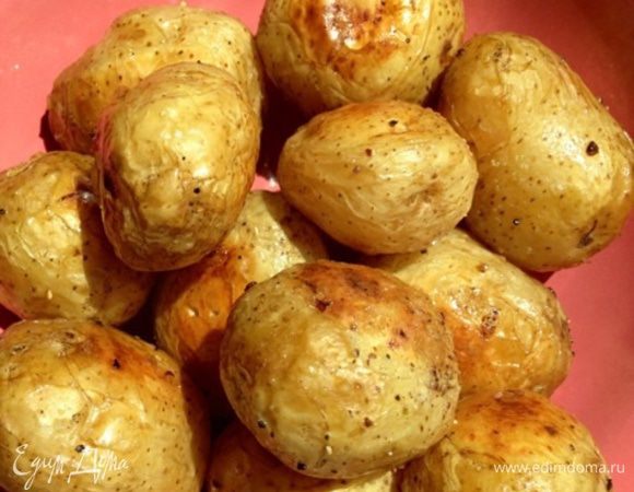 Выкладываем картофель на противень, застеленный пергаментом/фольгой, и отправляем в разогретую духовку до готовности. Во время запекания перевернем картошечку, чтобы равномернее "золотилась".
Время готовки зависит от размера картофеля. У меня оно заняло 35 минут.
Вот такие ароматные печеные клубни получаем в итоге.
Уже хочется кушать, я не удержалась и утащила одну.....
