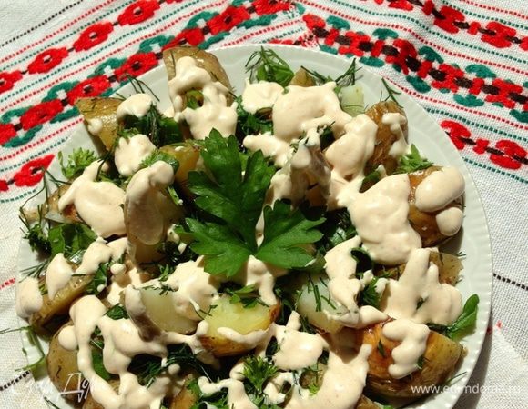 Для презентации я выложила на тарелочку картофель с зеленью, просто полив соусом....