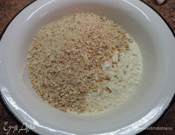 1.  Сухие ингредиенты -  измельченный  миндаль, ванильный сахар, муку и разрыхлитель смешать .