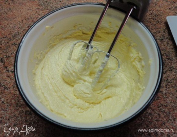 2.	Размягченное при комнатной температуре сливочное масло растереть добела, добавить 1 стакан сахарной пудры, хорошо взбить.