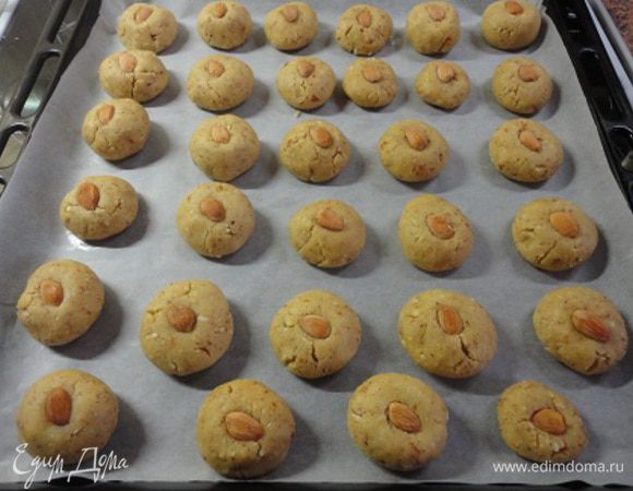 3.	Продолжая взбивать, добавить яичный желток.  Яично-масляную массу соединить с сухими ингредиентами. Тщательно вымесить тесто.
4. Из кусочков теста (оно эластичное, к рукам не пристает, и не требует дополнительного использования муки) сформировать шарик, в середину уложить по целому миндальному ореху и выложить на противень, выстланный пекарской бумагой.