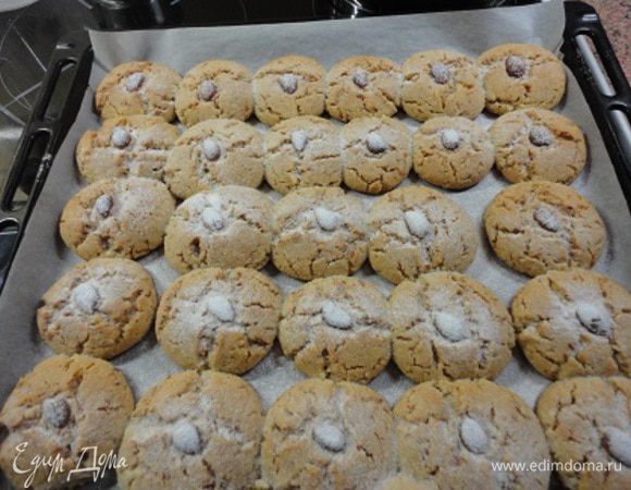 4.	Духовку разогреть до 180 градусов и выпекать печенье 15-20 минут. Остывшее печенье посыпать сахарной пудрой.