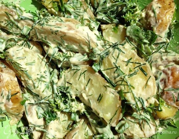 А в перемешанном виде он выглядит так.....
Салатик очень сытный и мне, например, даже послужил обедом!!
Что можно сказать о вкусе..... Просто вкусно!! 
Запеченный картофель с золотистой корочкой, зелень, солоноватая фета и острый чесночок!!! М-м-м....

Угощайтесь!!