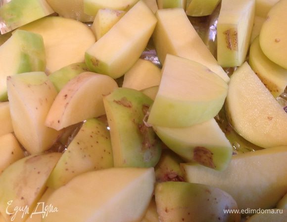 Картофель хорошо помойте щеткой, порежьте.