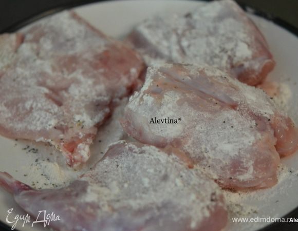 Кусочки кролика обвалять в муке. Посолить и поперчить.