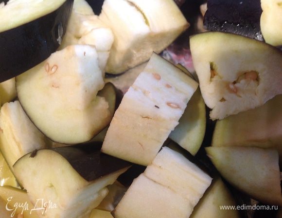 Нарежьте баклажаны.