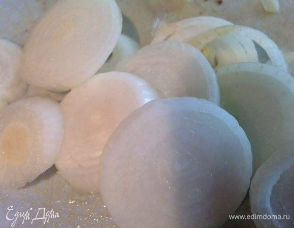 Лук почистите, нарежьте кольцами.