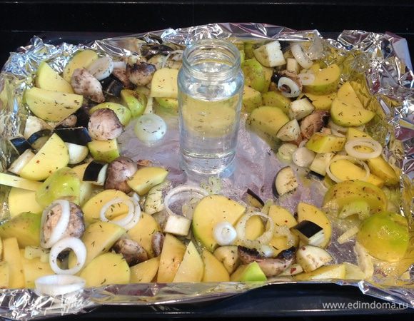 Овощи выложите на противень застеленный фольгой и смазанный маслом,  сбрызните соком лимона, посолите, приправьте перцем и тимьяном. Посередине противня поставьте бутылку наполненную водой (подойдет бутылка из под пива или детского сока, как у меня, главное, чтобы она вошла в духовку).