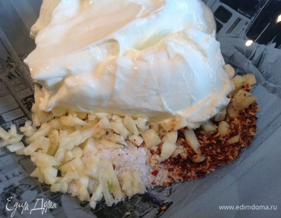 Смешайте сметану, измельченный чеснок, красный перец и 1 ч. л. соли.