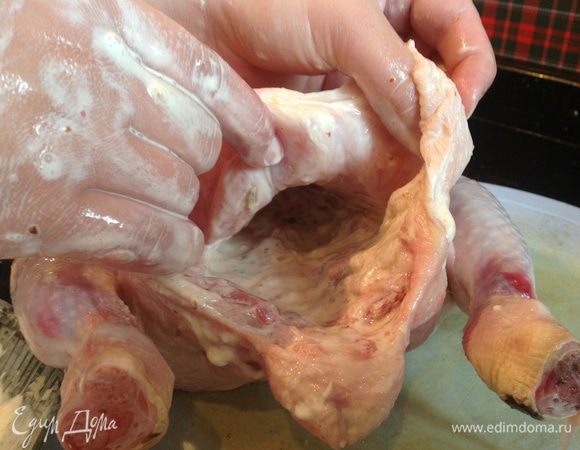 Хорошо смажьте полученным соусом курочку внутри...