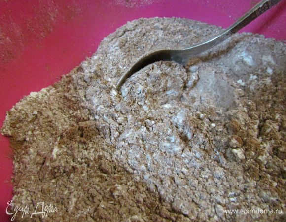 Просеять через сито – муку, какао-порошок, разрыхлитель, соль.