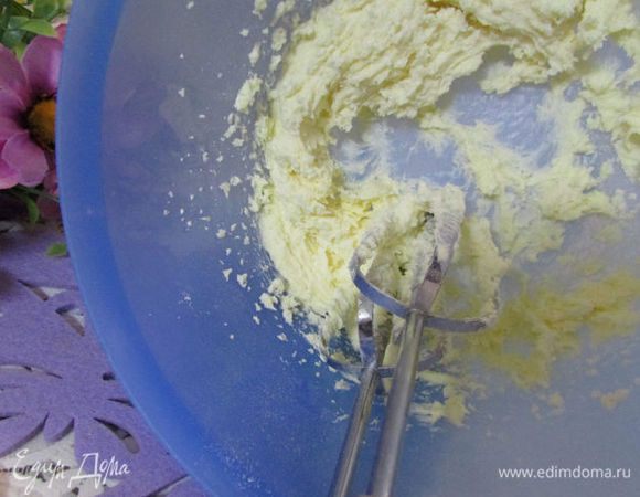 Взбить до белой массы сахарную пудру и сливочное масло.