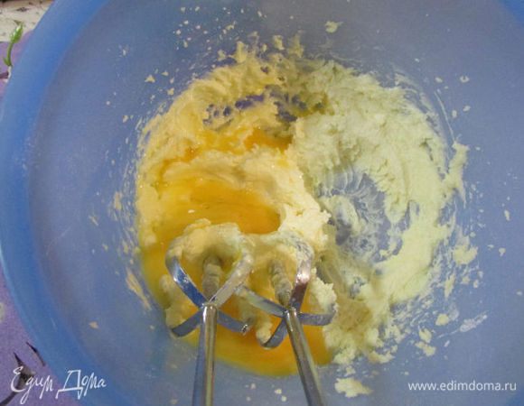 Добавить яйцо (комнатной температуры) и взбить до однородности.