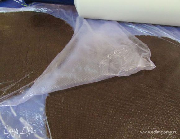 Положить тесто в целлофановый мешок и раскатать в тонкий пласт, 4-5 мл (я разделила тесто на две части). И в таком виде отправить тесто в холодильник на 2 часа.