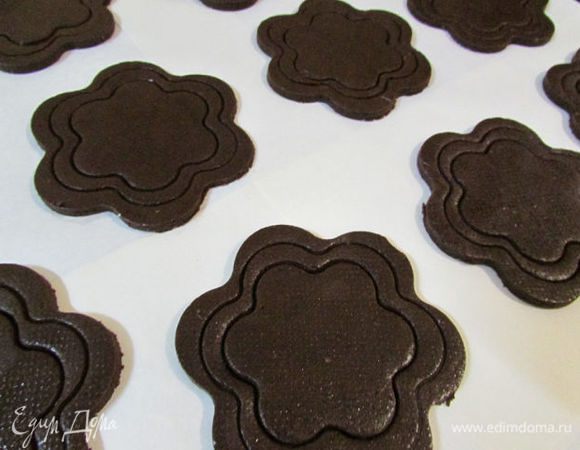 Выпекать в предварительно разогретой духовке при температуре 180 градусов, в течение 12 минут (не передержите!). 