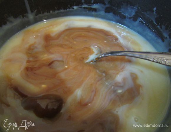 Добавить вареную сгущенку, перемешать.