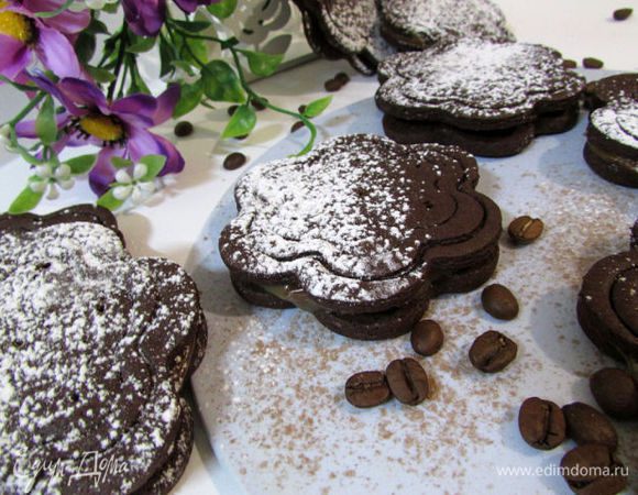 Намазать половинки и соединить печенье между собой. 
Можно просто смазать варёнкой или растопленным шоколадом.