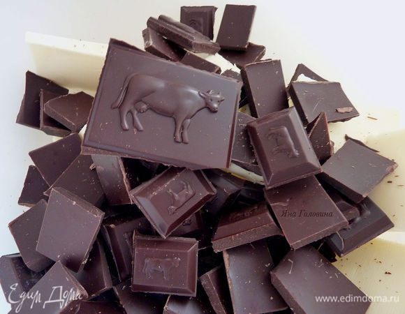 В микроволновой печи или на водяной бане растопить шоколад с маслом.
