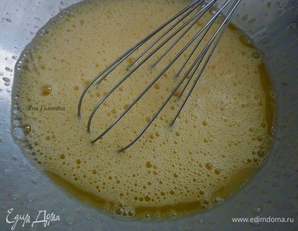 В другой миске слегка взбить яйца с сахаром.