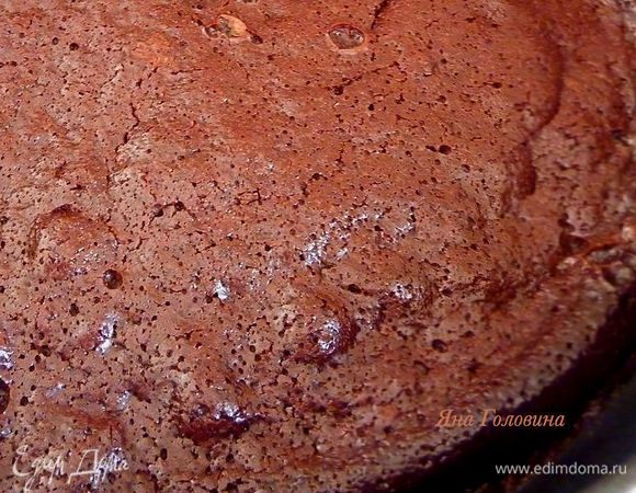 Торт готов как только вверх перестанет прилипать к пальцу (при легком прикосновении) но будет слегка вибрировать при движении, во время остывания всё схватится. 
