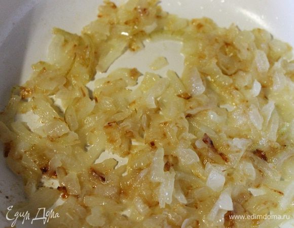 Большую головку лука, нарезаем кубиками и обжариваем с 2 ст.л. растительного масла, до золотистого цвета. Остудить.