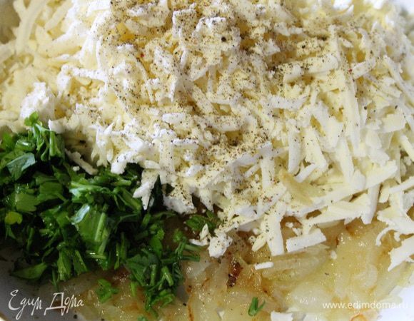 Сыр Адыгейский натираем на крупной терке, добавляем к обжаренному луку, зелень также добавляем к луку. Перемешать, посолить и поперчить по вкусу.