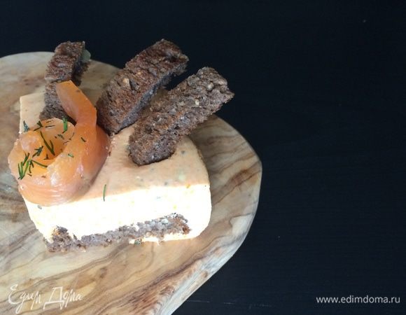 Уложить в формы хлеб, на него выложить сырно-морковную массу. Охлаждать 2-3 часа. Подавать украсив копченым лососем.